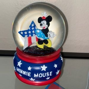 Minnie Mouse snow globe